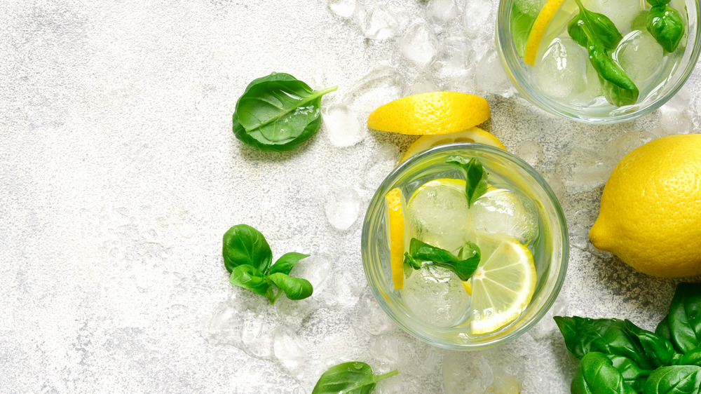 Lemonade with basil 