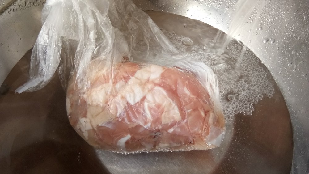 Chicken defrosting in cold water