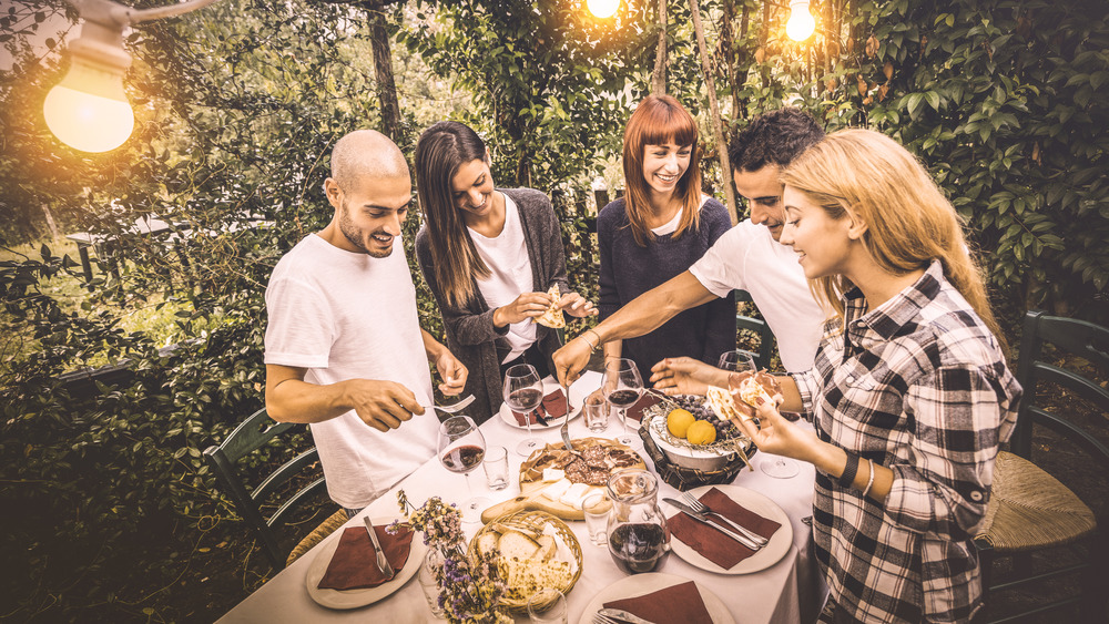 People eating at an outdoor resstaurant