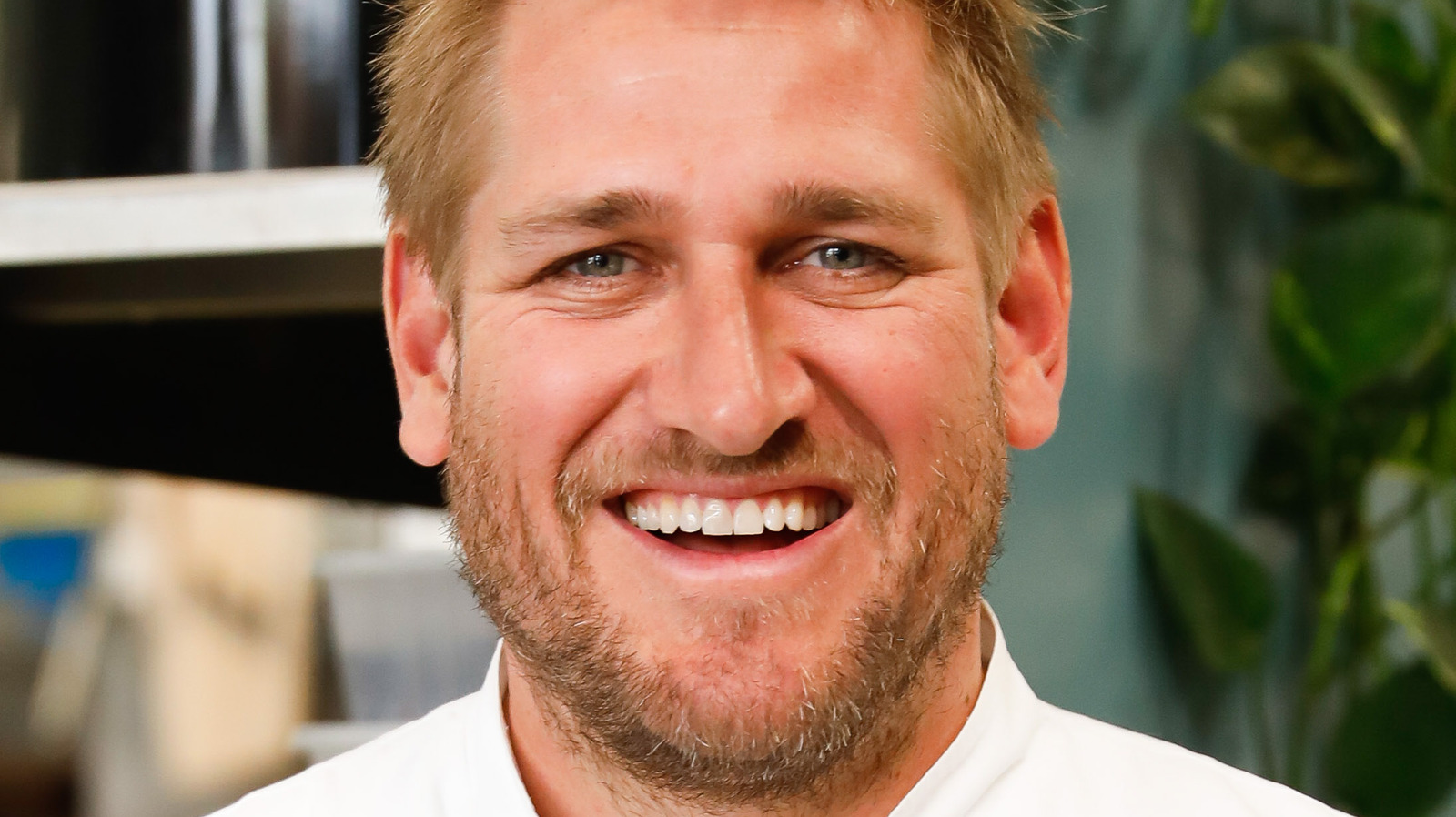 https://www.mashed.com/img/gallery/this-is-what-chef-curtis-stone-typically-eats-in-a-day-exclusive/l-intro-1623784295.jpg