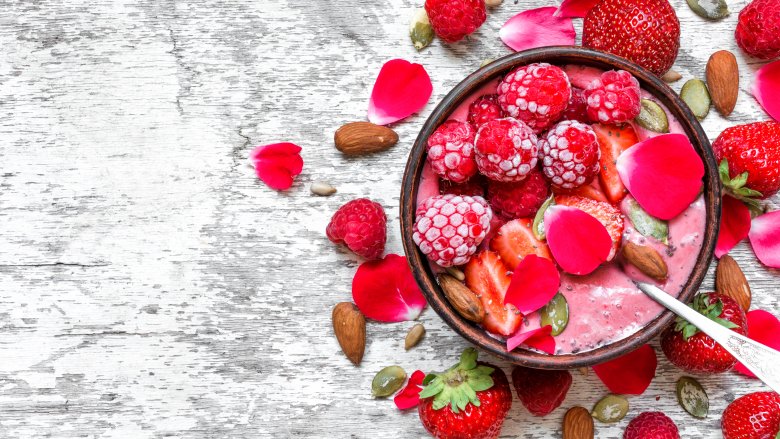 yogurt and berries 