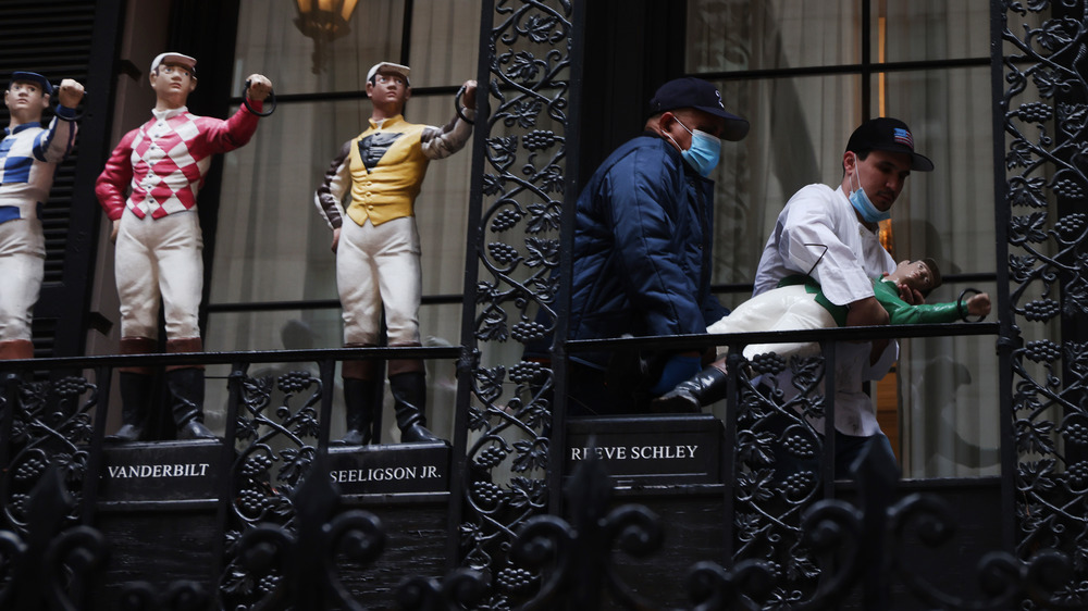 Statues being removed from 21 Club in New York