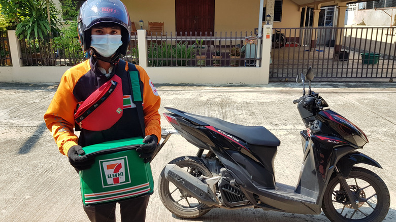 7-Eleven delivery person