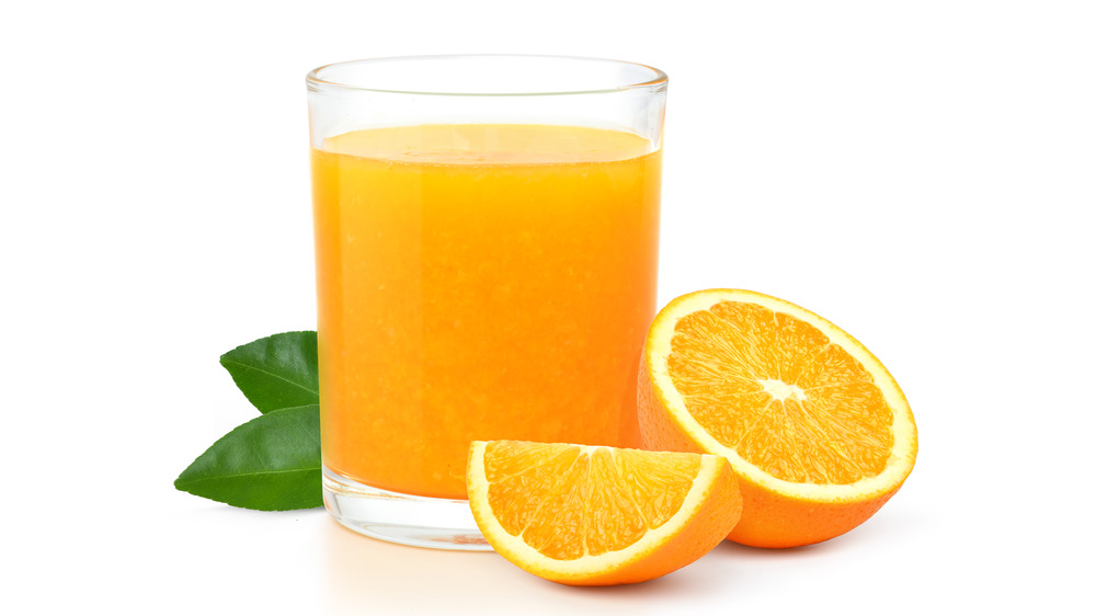 Orange juice and slices