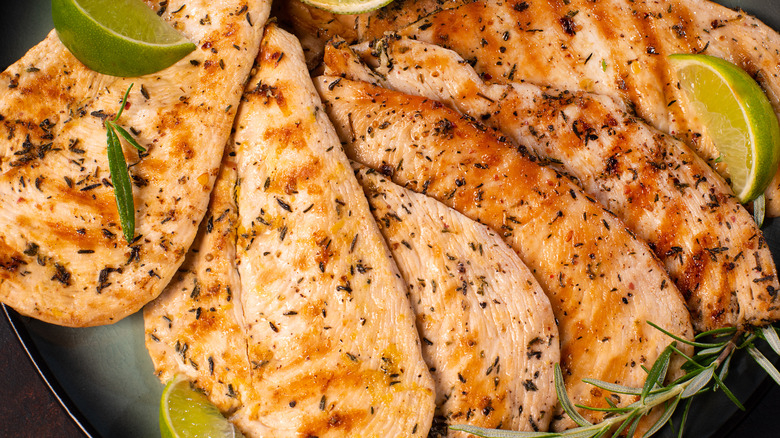 Thin grilled chicken breasts with lime