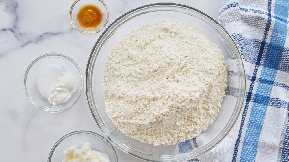 Dry ingredients for sopapillas in bowl