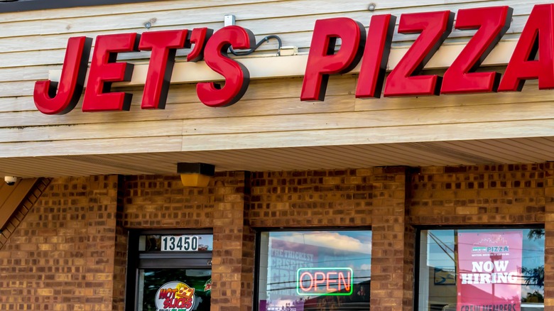 Jet's Pizza restaurant exterior