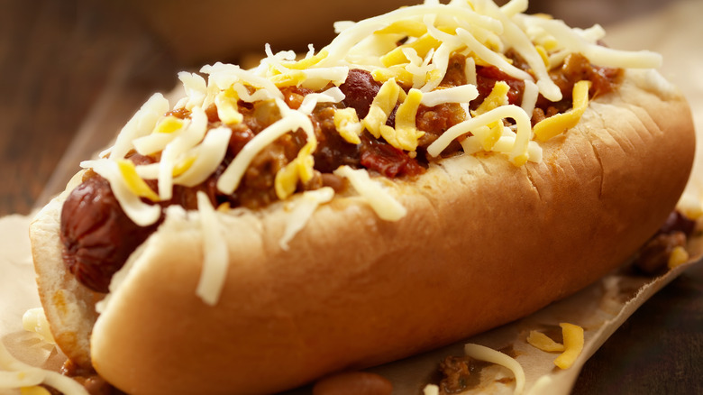 chili cheese hot dog