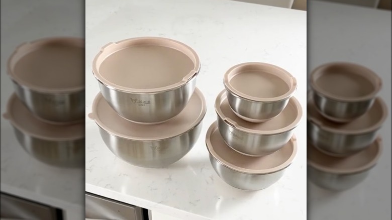 set of mixing bowls