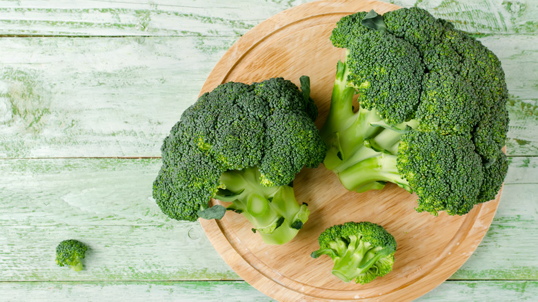 broccoli on chopping board