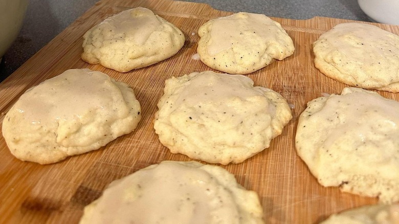 A tray of chai cookies