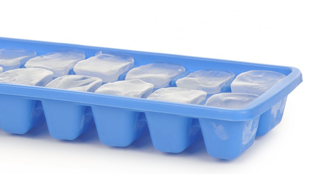 https://www.mashed.com/img/gallery/tiktok-hack-shows-how-youre-really-supposed-to-fill-ice-cube-trays/intro-1592267219.jpg