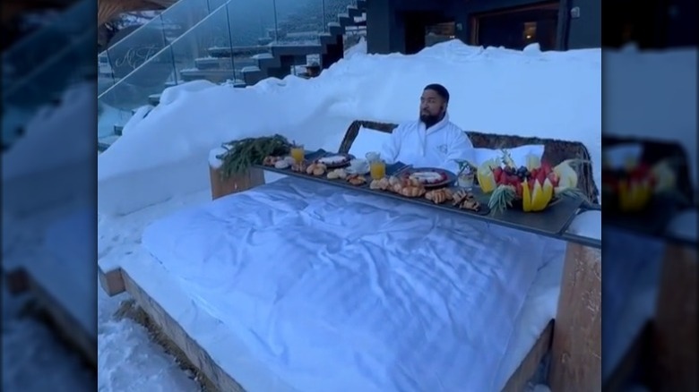 Snowy al fresco breakfast in bed