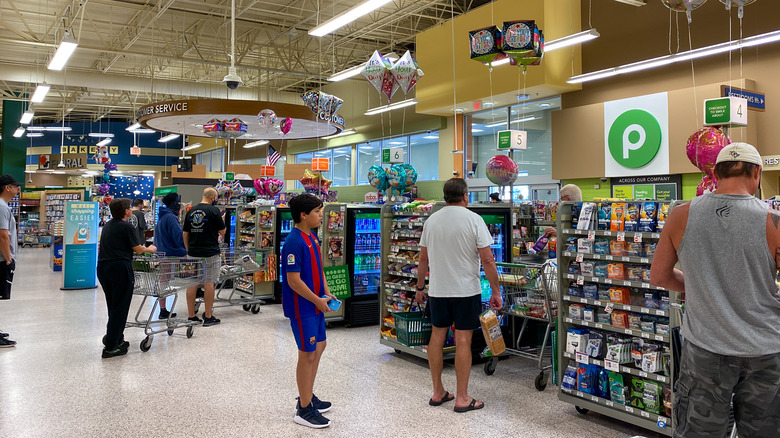 Long lines at Publix check out 