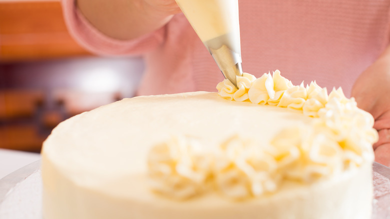 frosting buttercream cake 