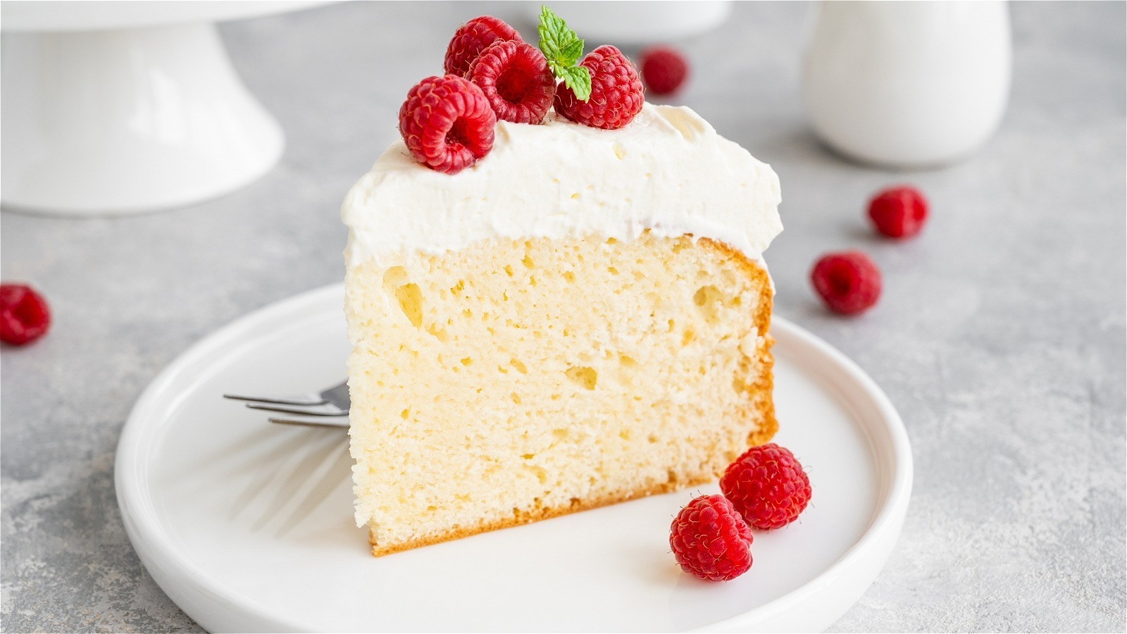 Wanna store cake in a container but don't want to dig it out later? Flip a  tupperware upside down and use the lid as the bottom. : r/lifehacks