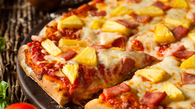 pineapple pizza close-up