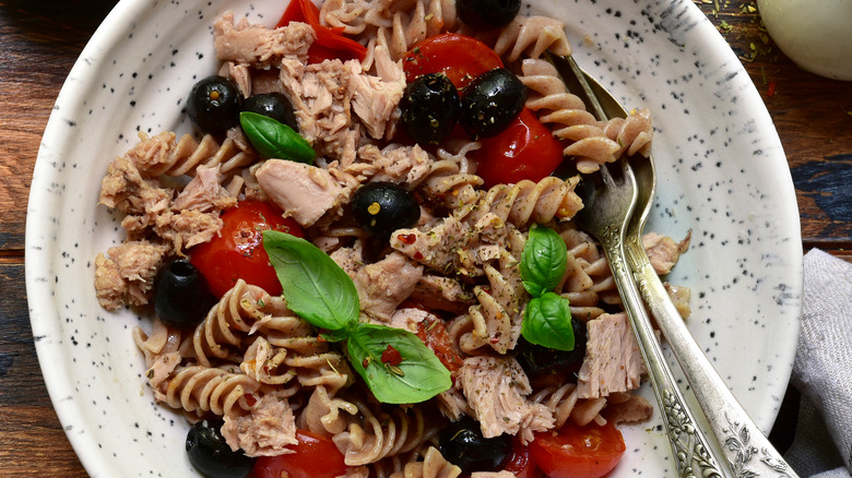 tuna pasta with olives and tomatoes