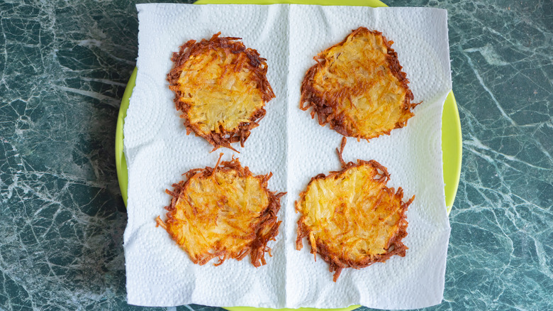 Hash browns on paper towel