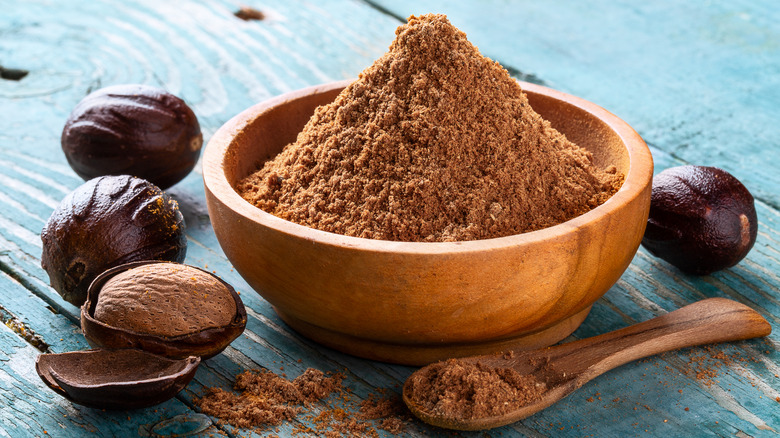 nutmeg powder and seed