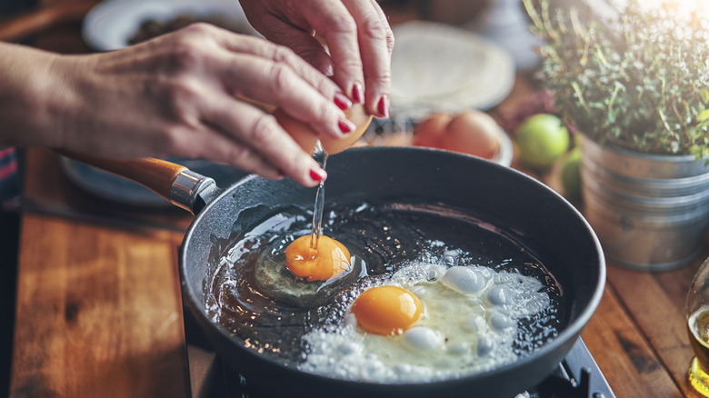 frying eggs in cast iron pan