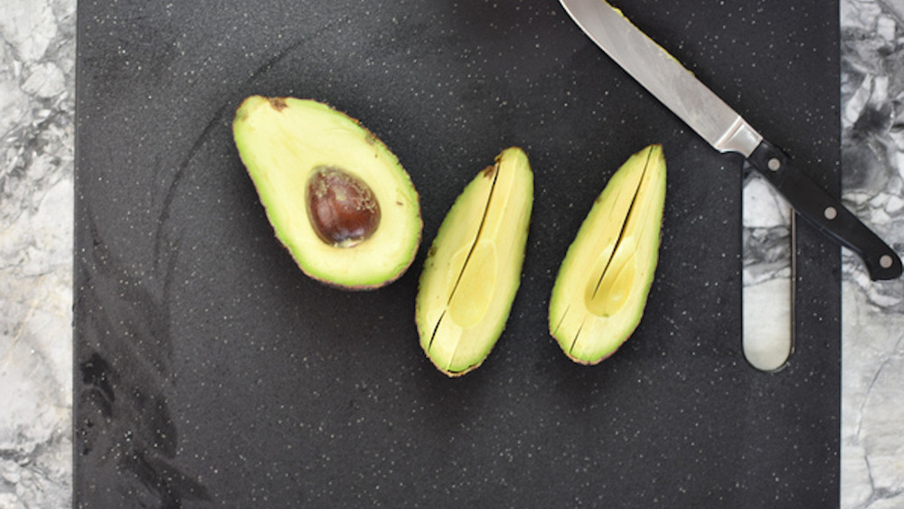 cut avocado for torta