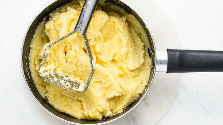 mashed potatoes in cooking pot