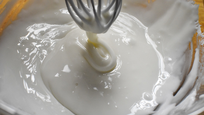 cake glaze in bowl 