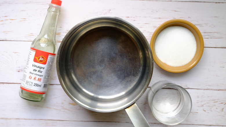 sugar and vinegar in bowl 