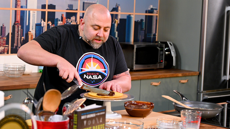 Duff Goldman makes a cake