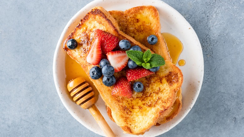 French toast with berries 