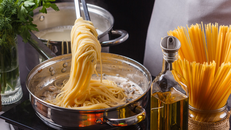 making pasta sauce with spaghetti