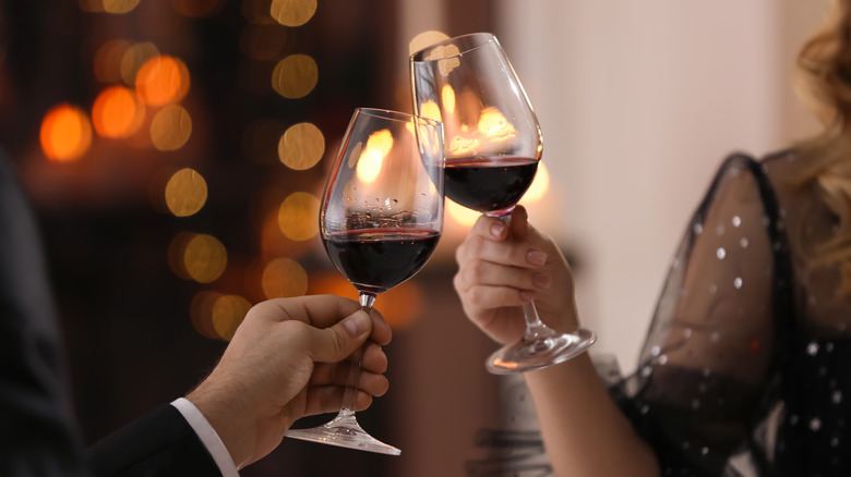 Couple on date toasting glasses