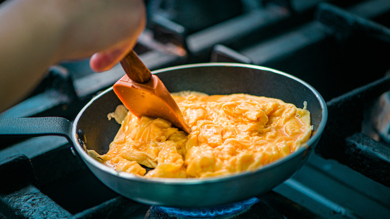 Cooking fluffy eggs in pan