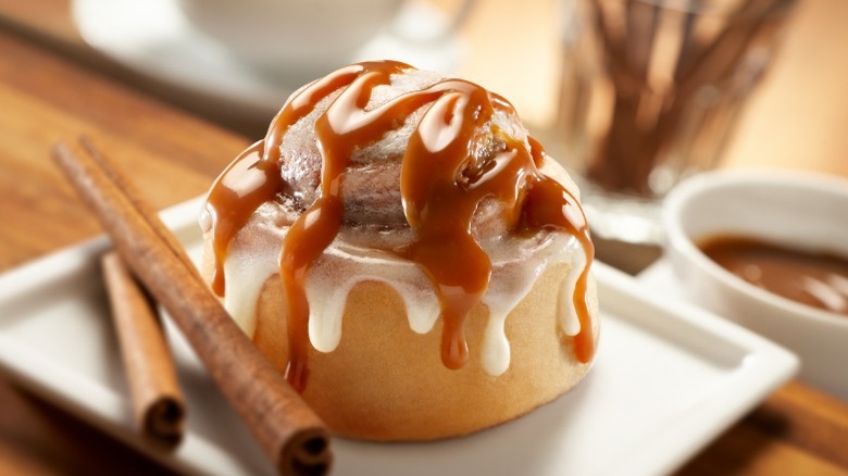 Cinnamon roll with caramel