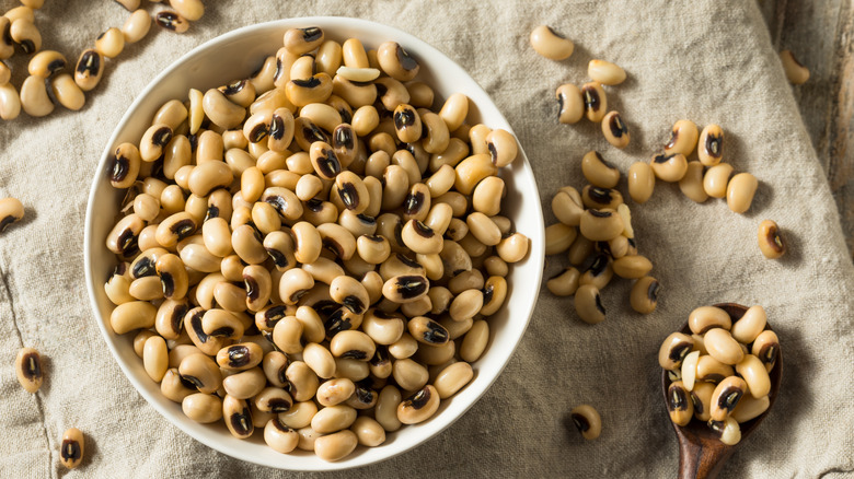 Black-eyed peas in bowl 