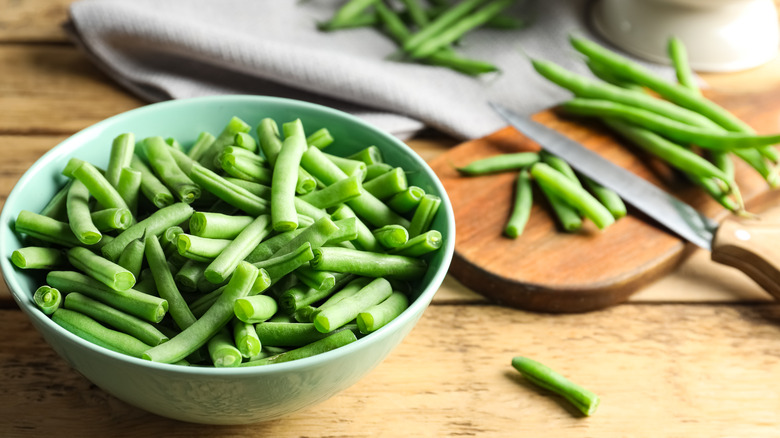 Chopped green beans in bowl 