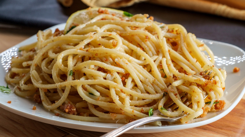 Spaghetti with anchovies and breadcrumbs