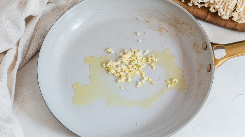 garlic and oil in pan 