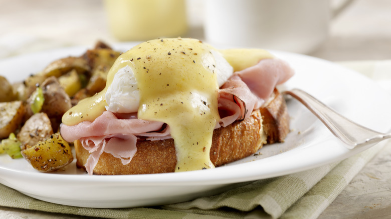 Eggs benedict with ham and hollandaise