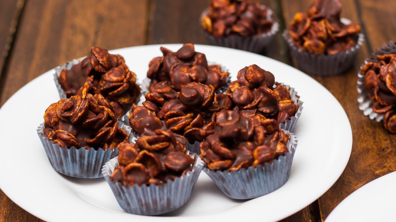 Chocolate cakes made with cornflakes on a white plate