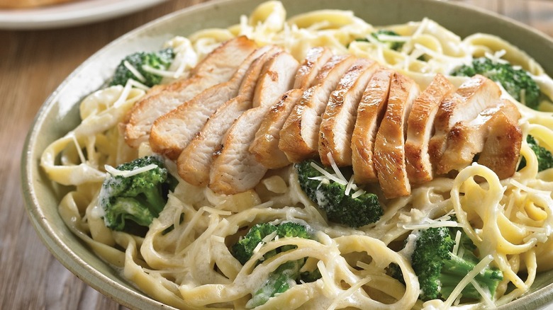 chicken and broccoli alfredo pasta