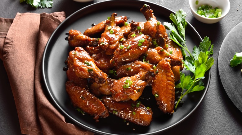 wings in dark sauce 