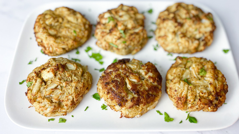 plate of crab cakes