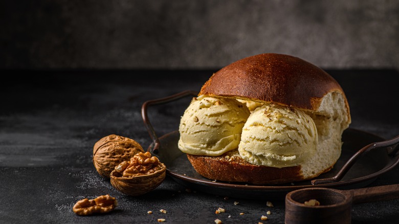 Gelato con brioche Italian dish