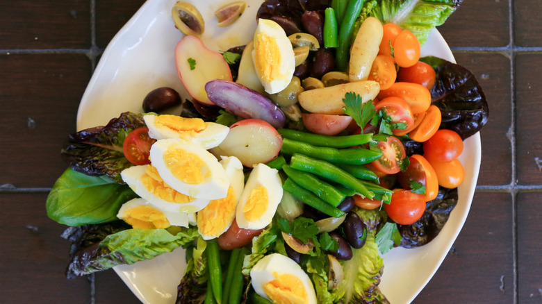 Niçoise salad with eggs, potatoes, and veggies 