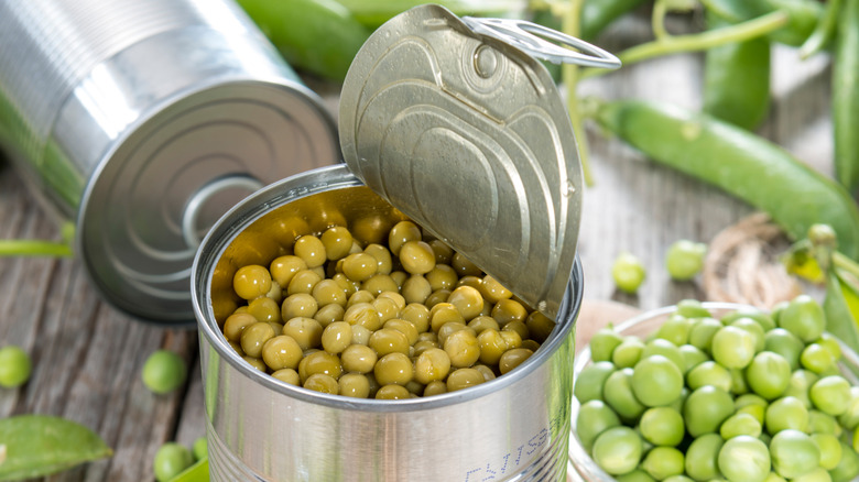 Canned peas next to fresh peas