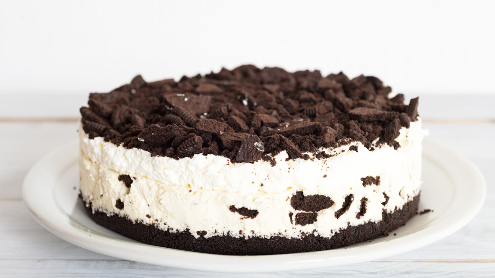 Cheesecake with chocolate cookies on top