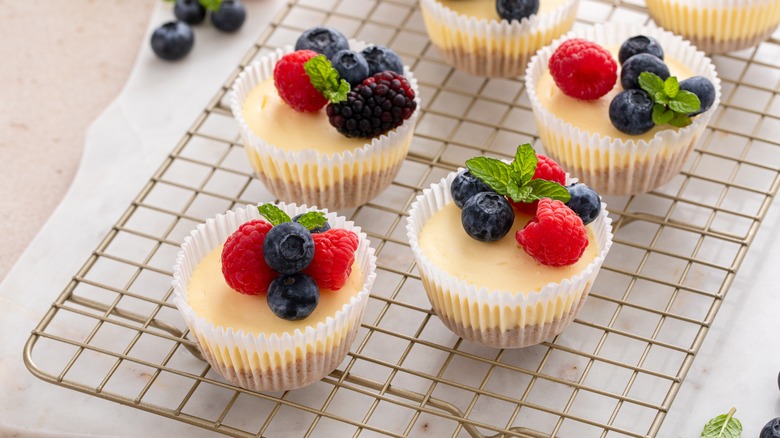 Mini cheesecakes with berries