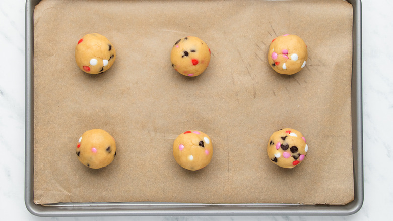 cookies balls on baking sheet 